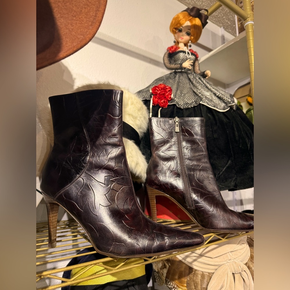 Valerie Stevens heeled leather boots // 8.5M